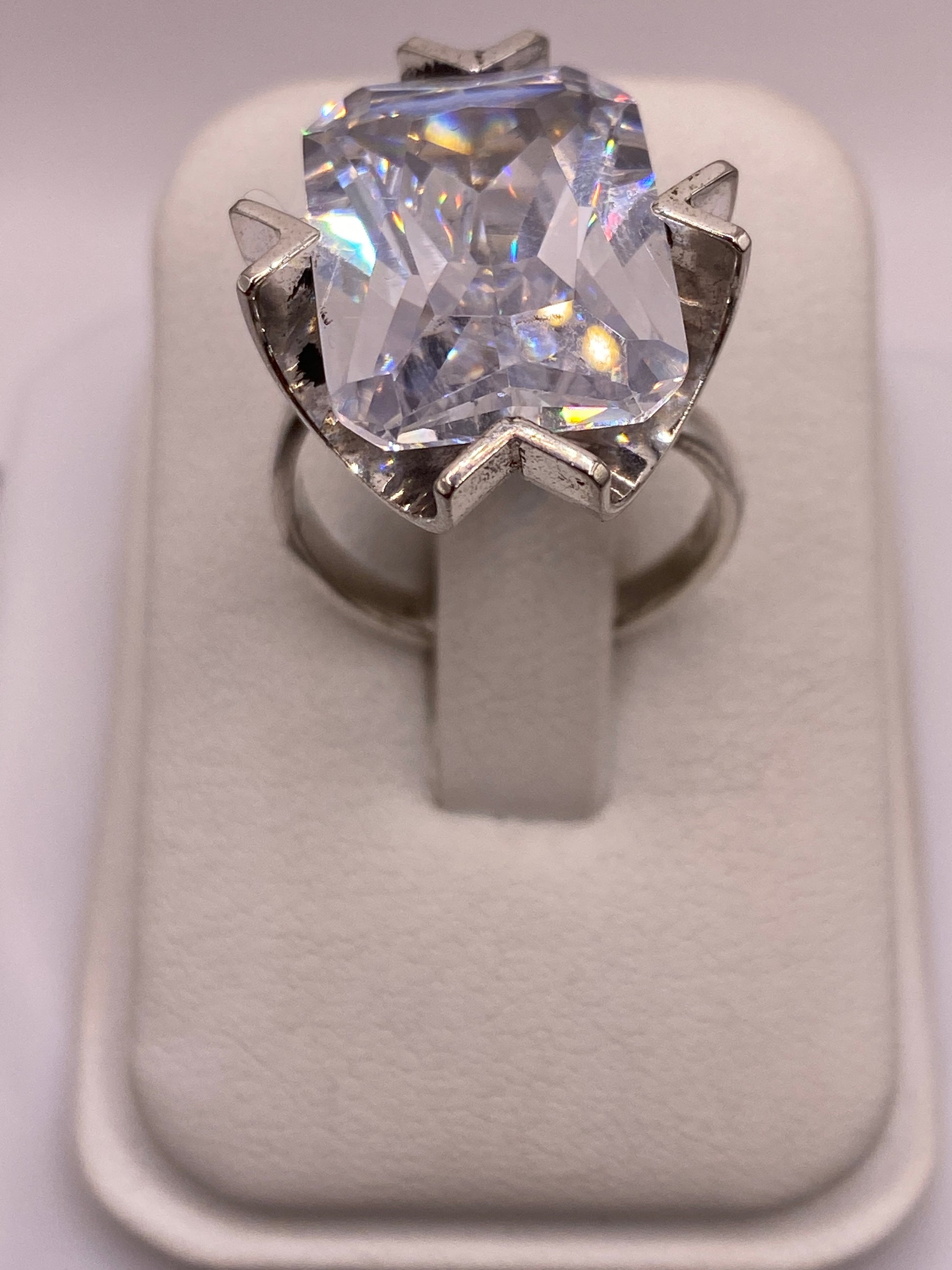 Anillo solitario de plata .925 con gran circonia blanca cristalina engastada en garra, visto de frente sobre estuche blanco