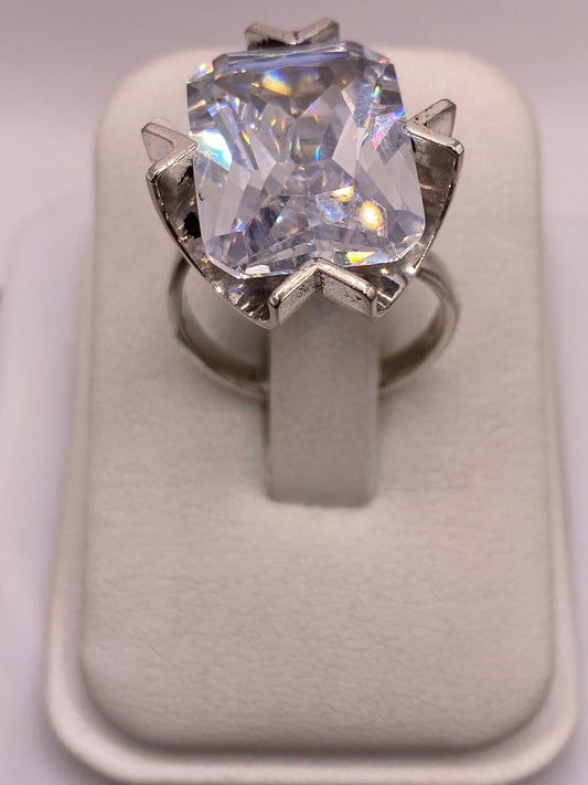 Anillo solitario de plata .925 con gran circonia blanca cristalina engastada en garra, visto de frente sobre estuche blanco