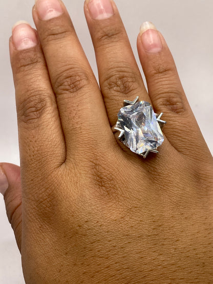 Anillo solitario en mano mostrando escala real del tamaño de la piedra y el peso de 10.2 gramos