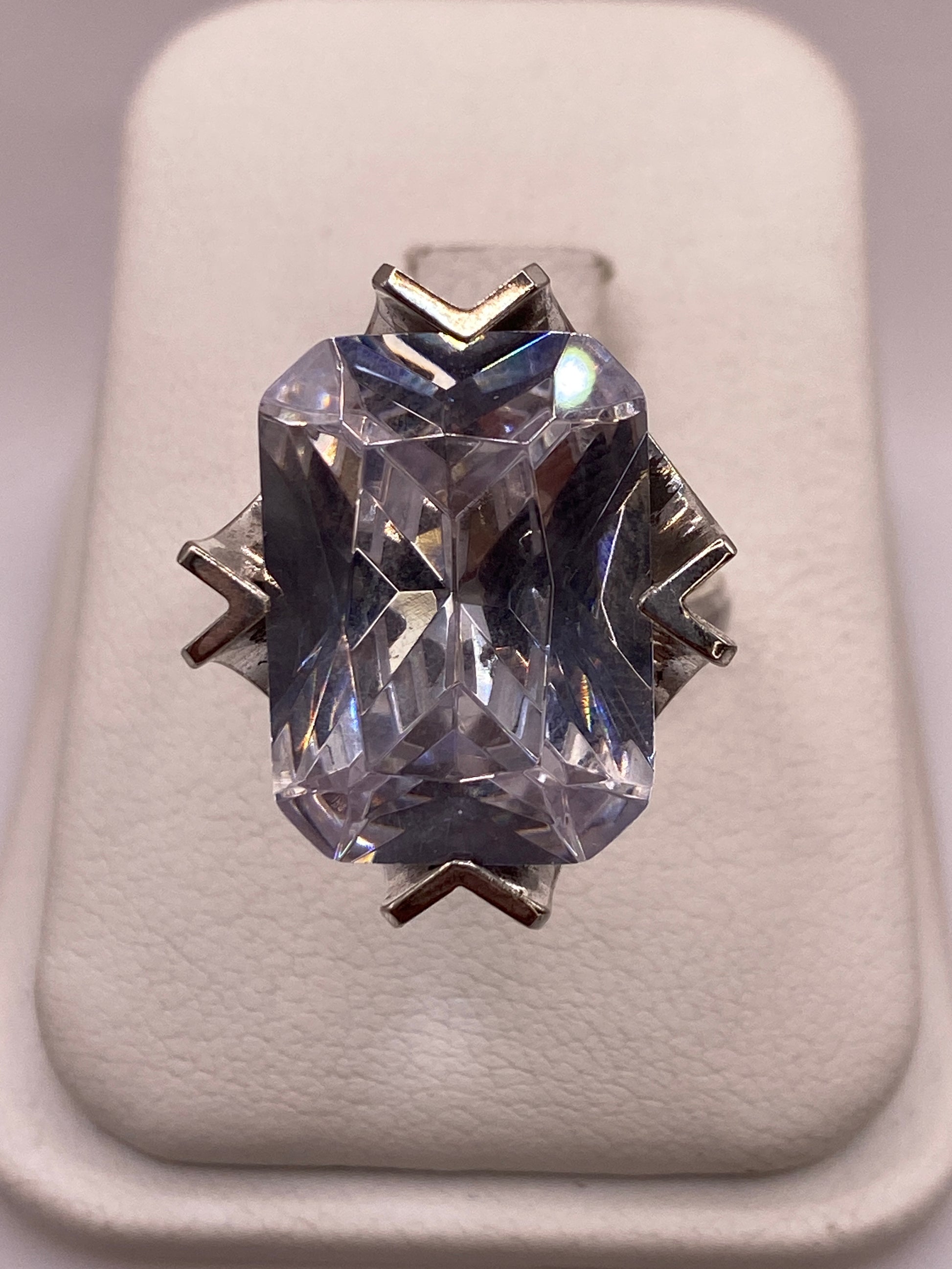 Anillo solitario de plata con circonia facetada blanca brillante en caja de joyería