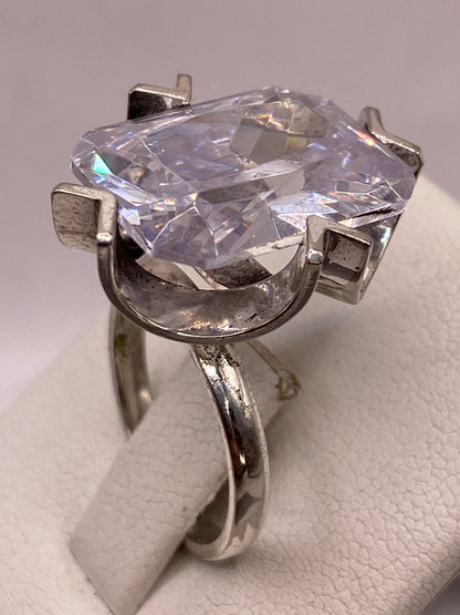 Anillo ajustable de plata Taxco con piedra tipo diamante, fotografía de perfil