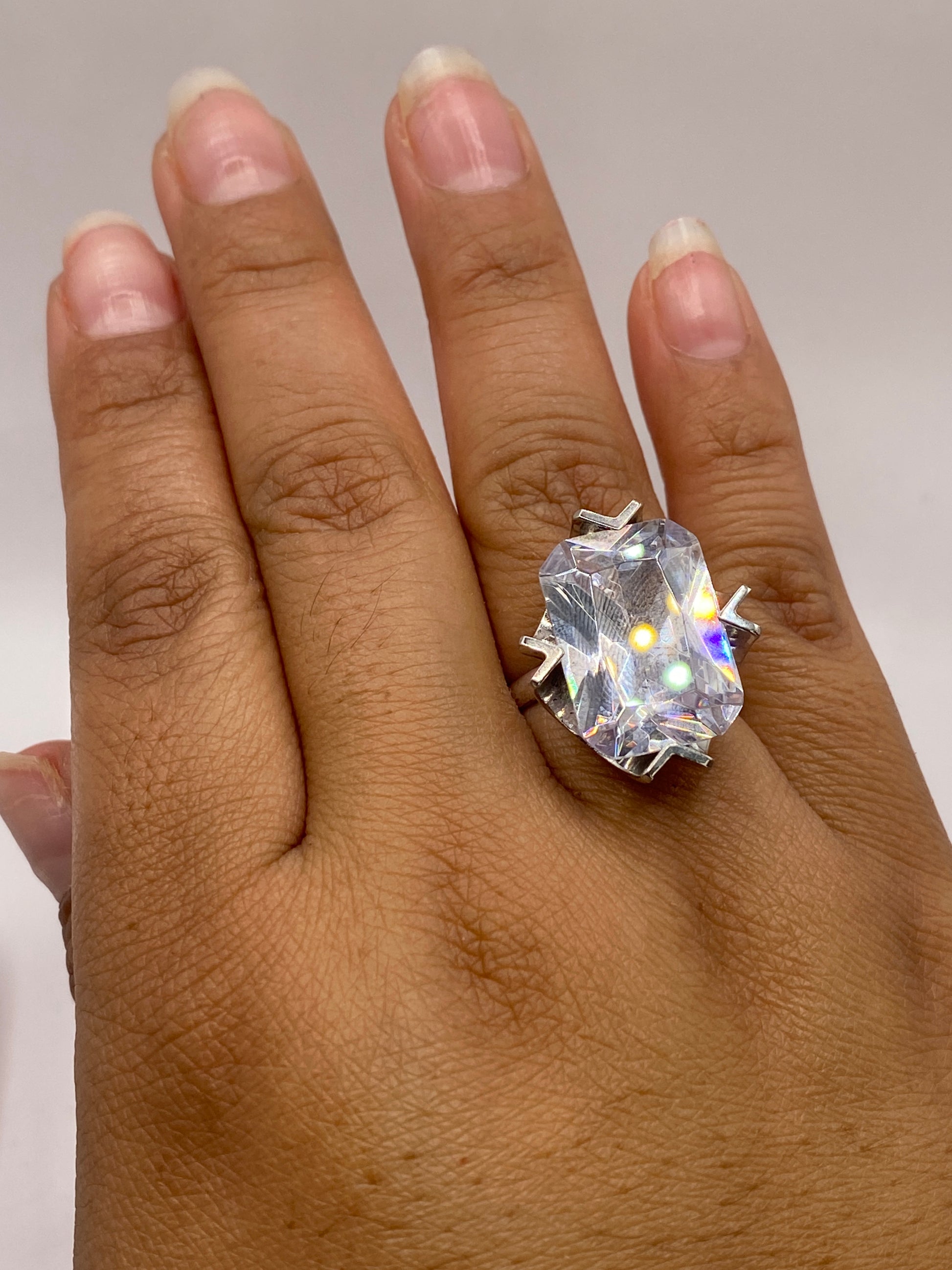 Anillo solitario en mano de mujer mostrando brillo y fuego de la circonia
