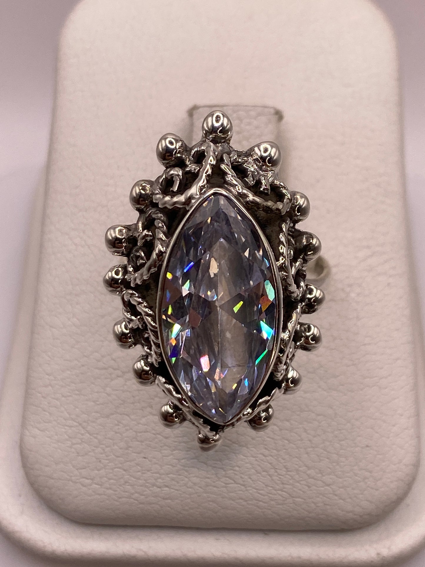 Anillo de plata ornamental con circonia cristalina facetada en caja de presentación