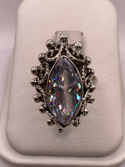 Anillo de plata ornamental con circonia cristalina facetada en caja de presentación