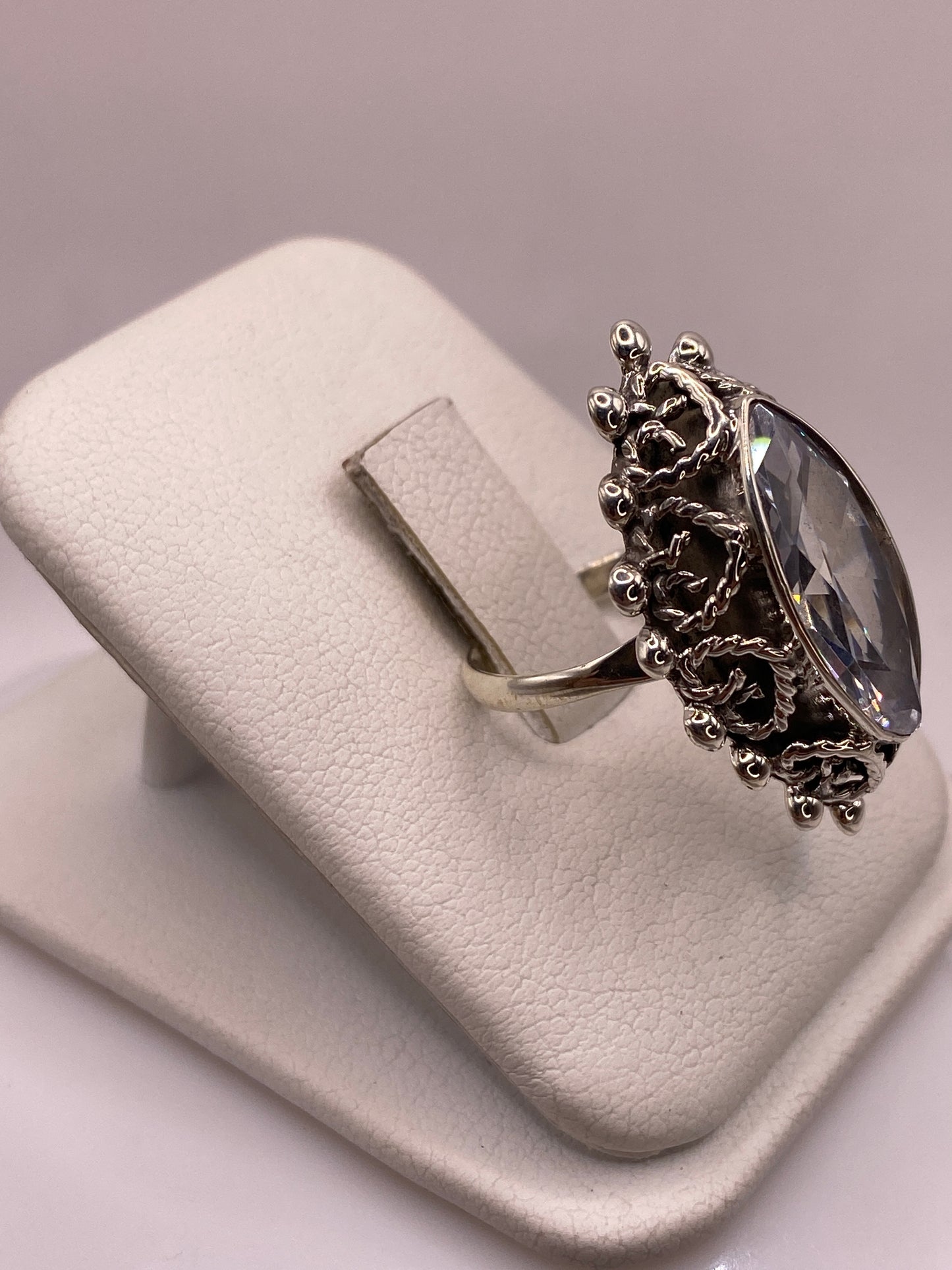 Vista frontal del anillo vintage mostrando el brillo intenso de la circonia