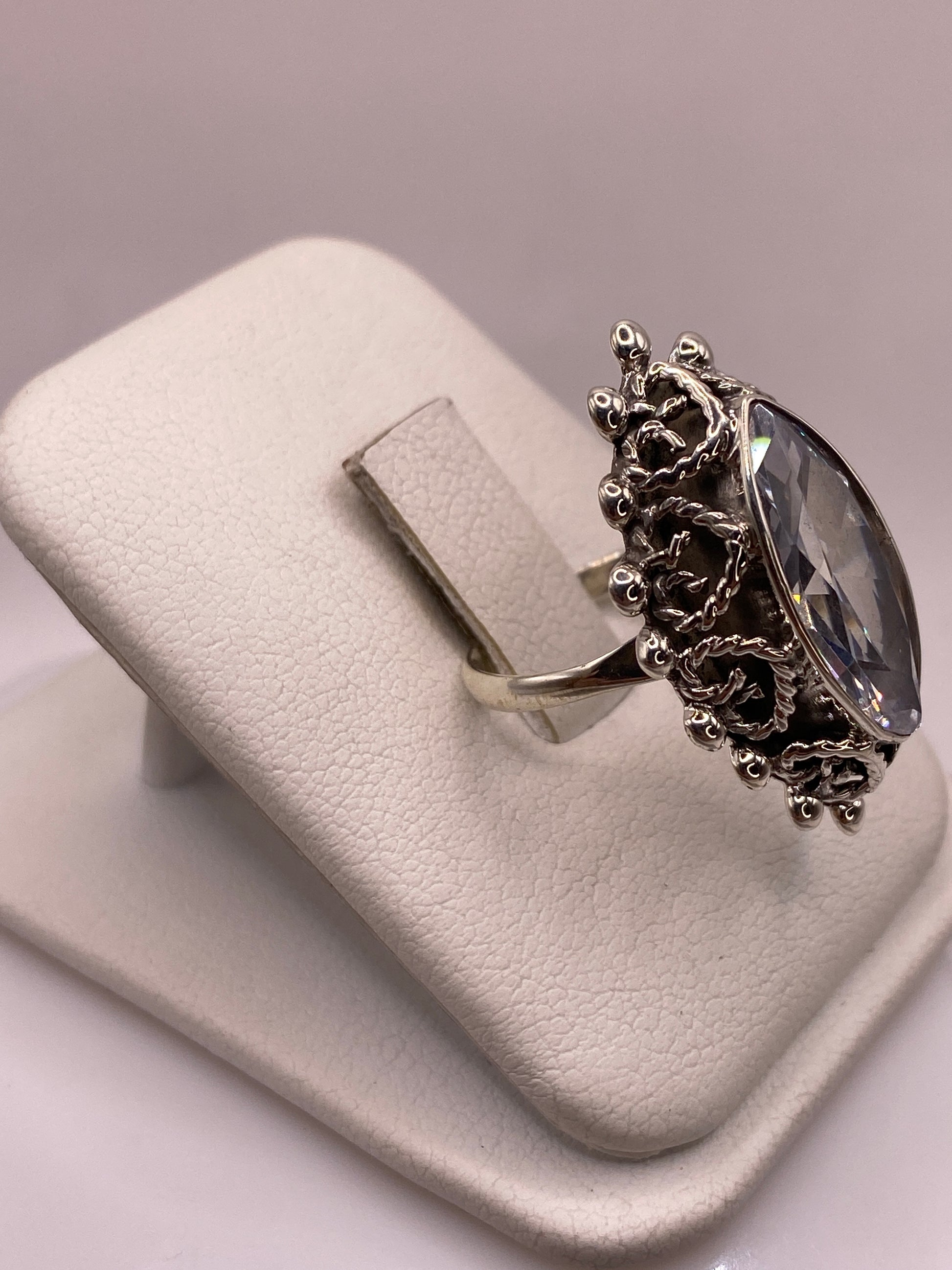 Vista frontal del anillo vintage mostrando el brillo intenso de la circonia