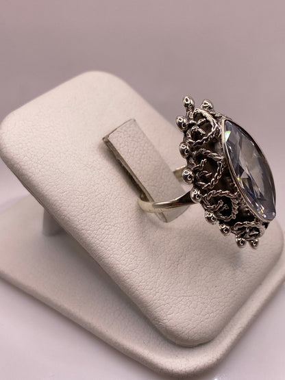 Vista frontal del anillo vintage mostrando el brillo intenso de la circonia
