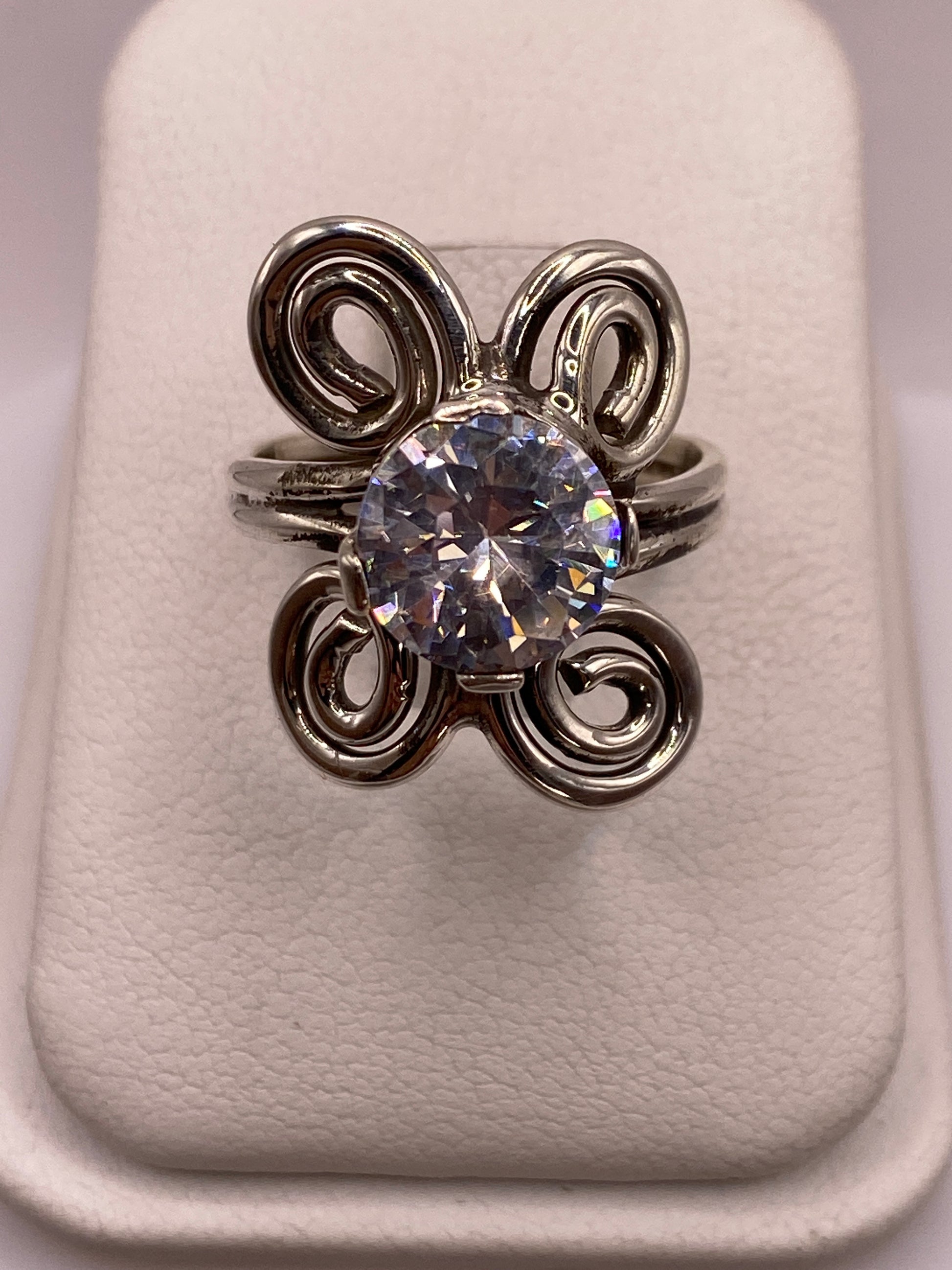 Anillo de plata .925 con circonia cristalina en talla 7 sobre fondo blanco