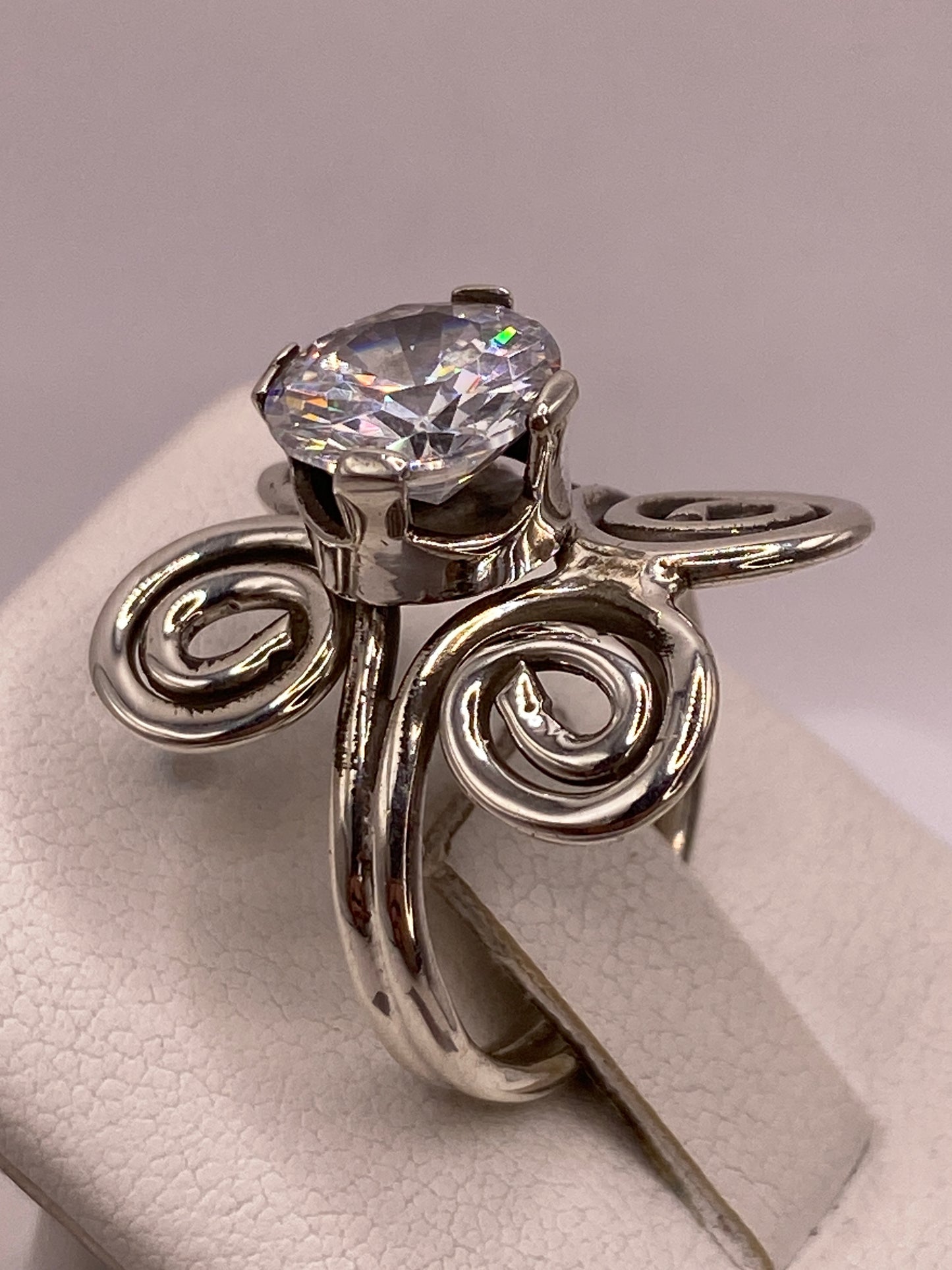 Detalle lateral del anillo de plata mostrando el engaste y el pulido