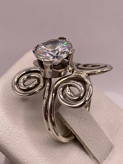 Detalle lateral del anillo de plata mostrando el engaste y el pulido