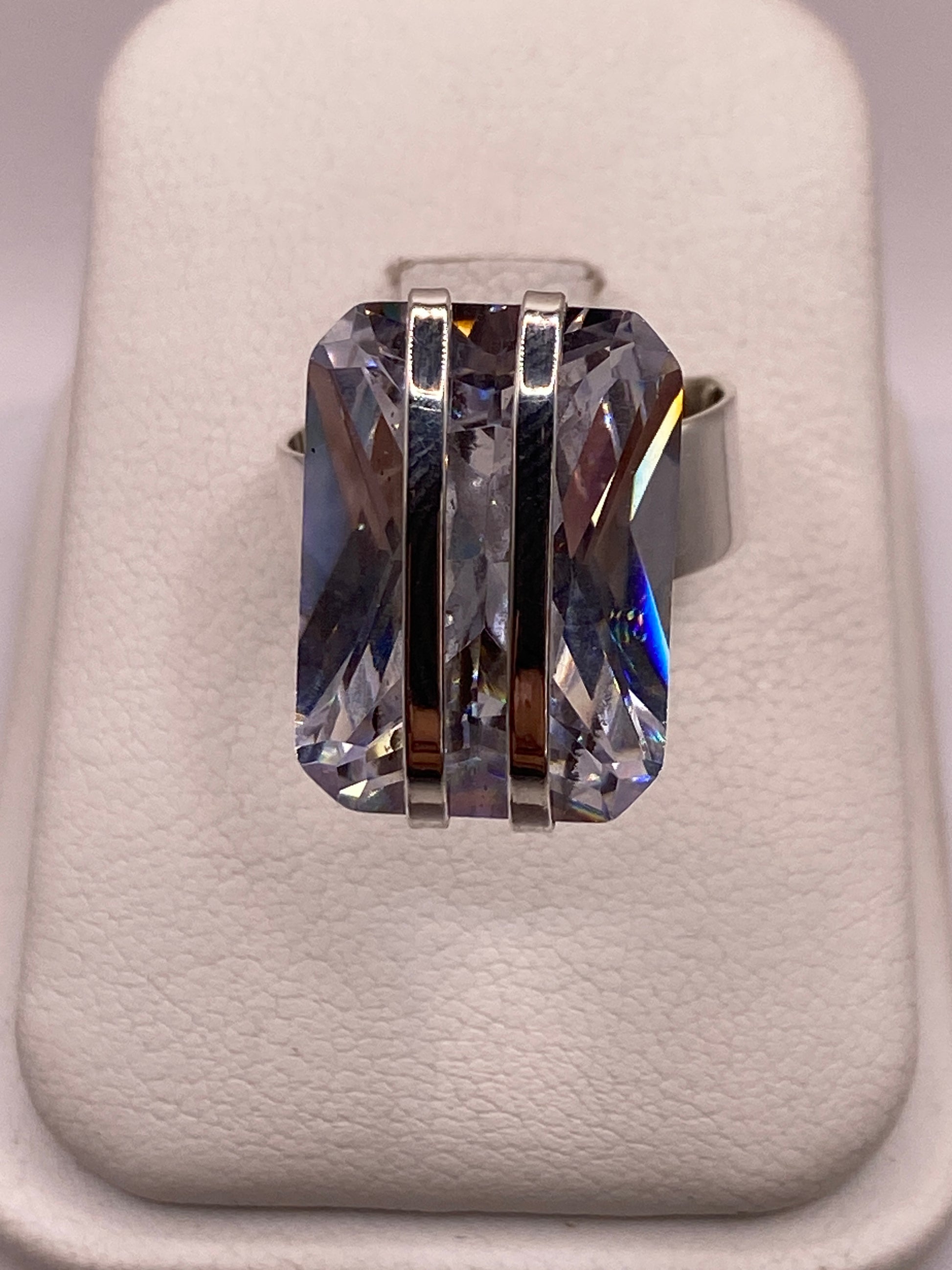 Anillo solitario de plata .925 con circonia cristalina engastada en la mano de una mujer