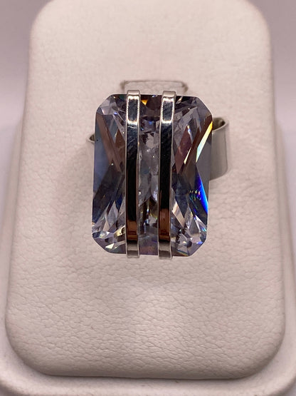 Anillo solitario de plata .925 con circonia cristalina engastada en la mano de una mujer