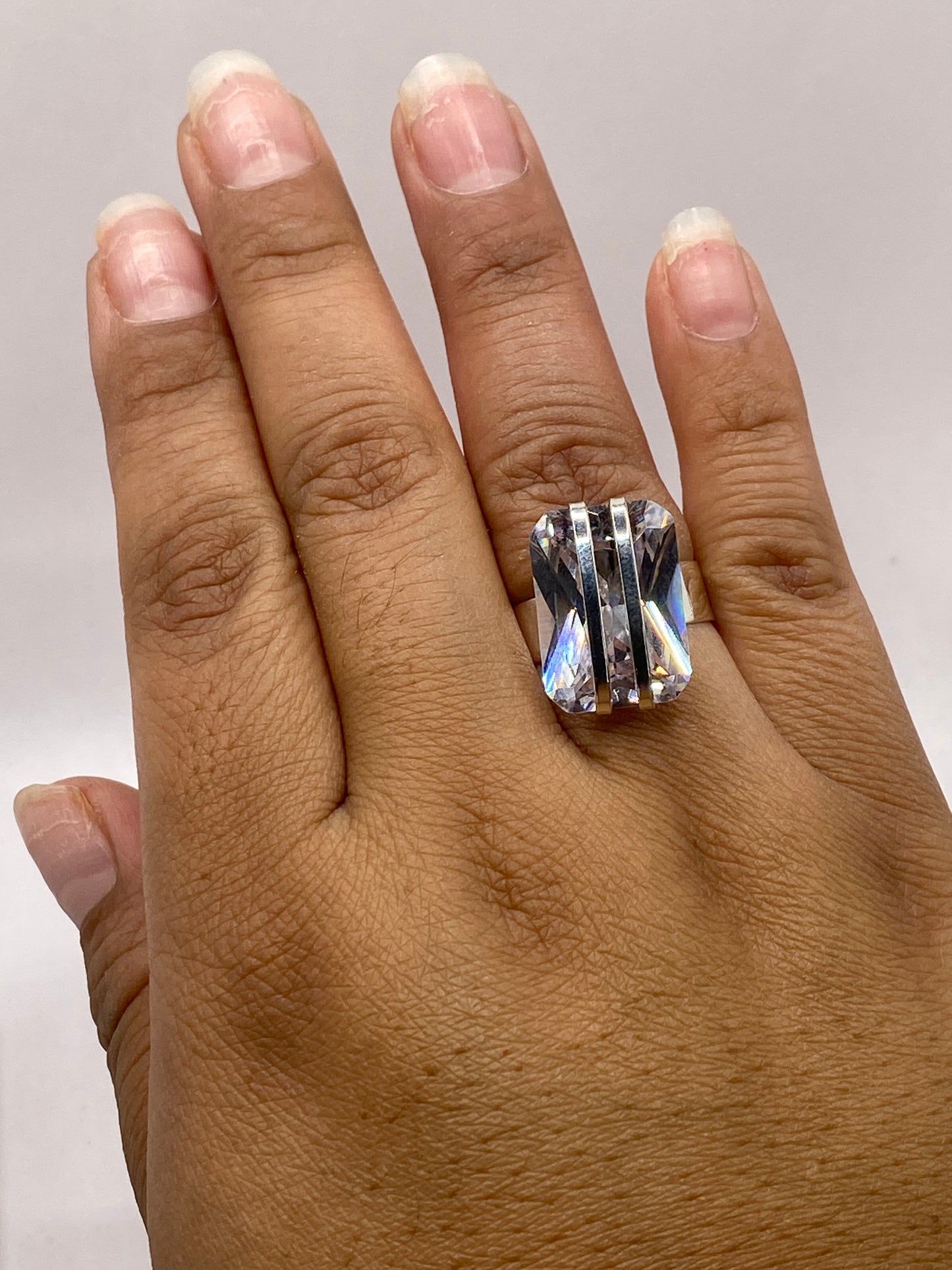Anillo de plata solitario sobre fondo blanco con sello .925 MEXICO visible en la banda