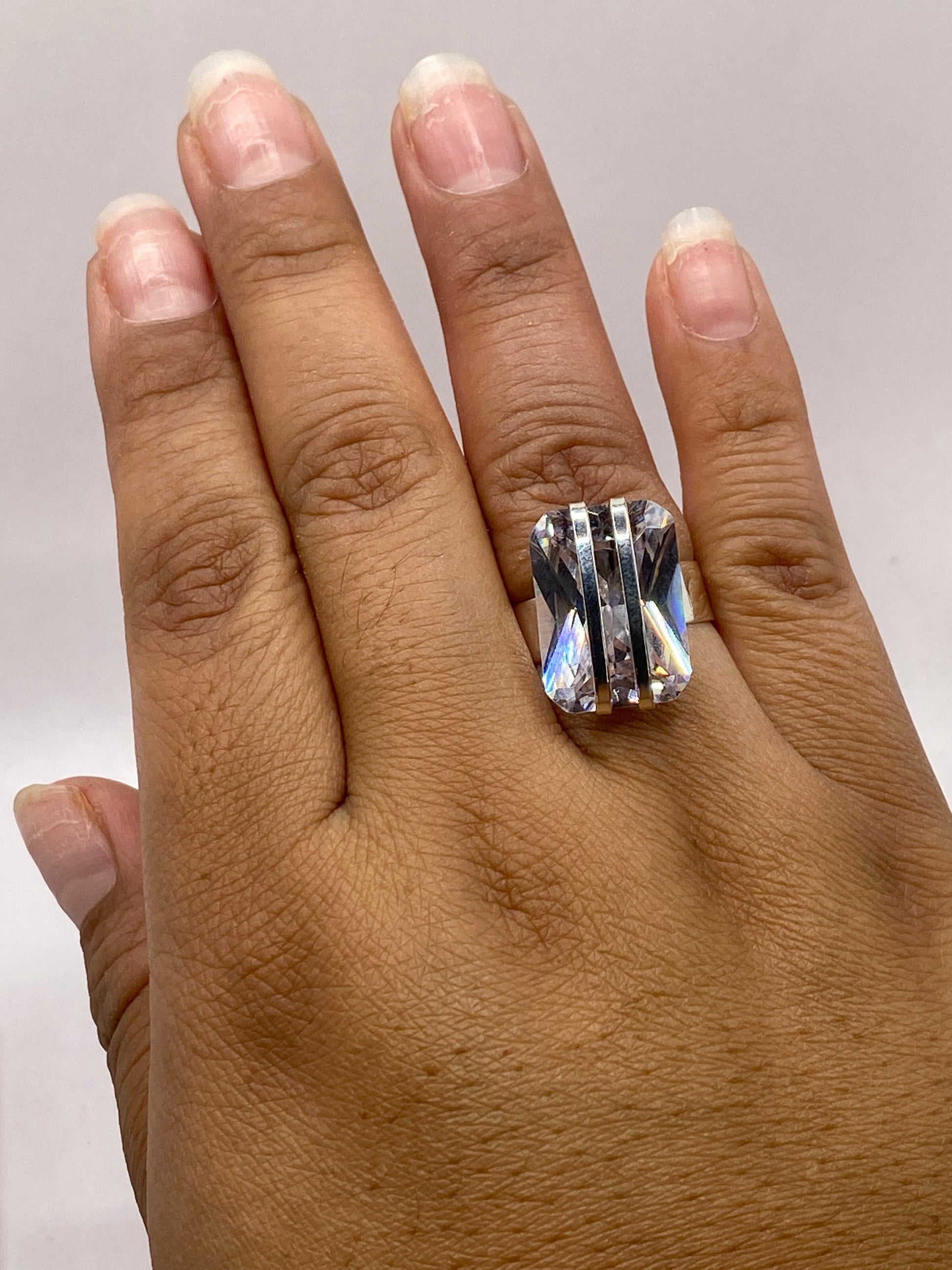 Anillo de plata solitario sobre fondo blanco con sello .925 MEXICO visible en la banda