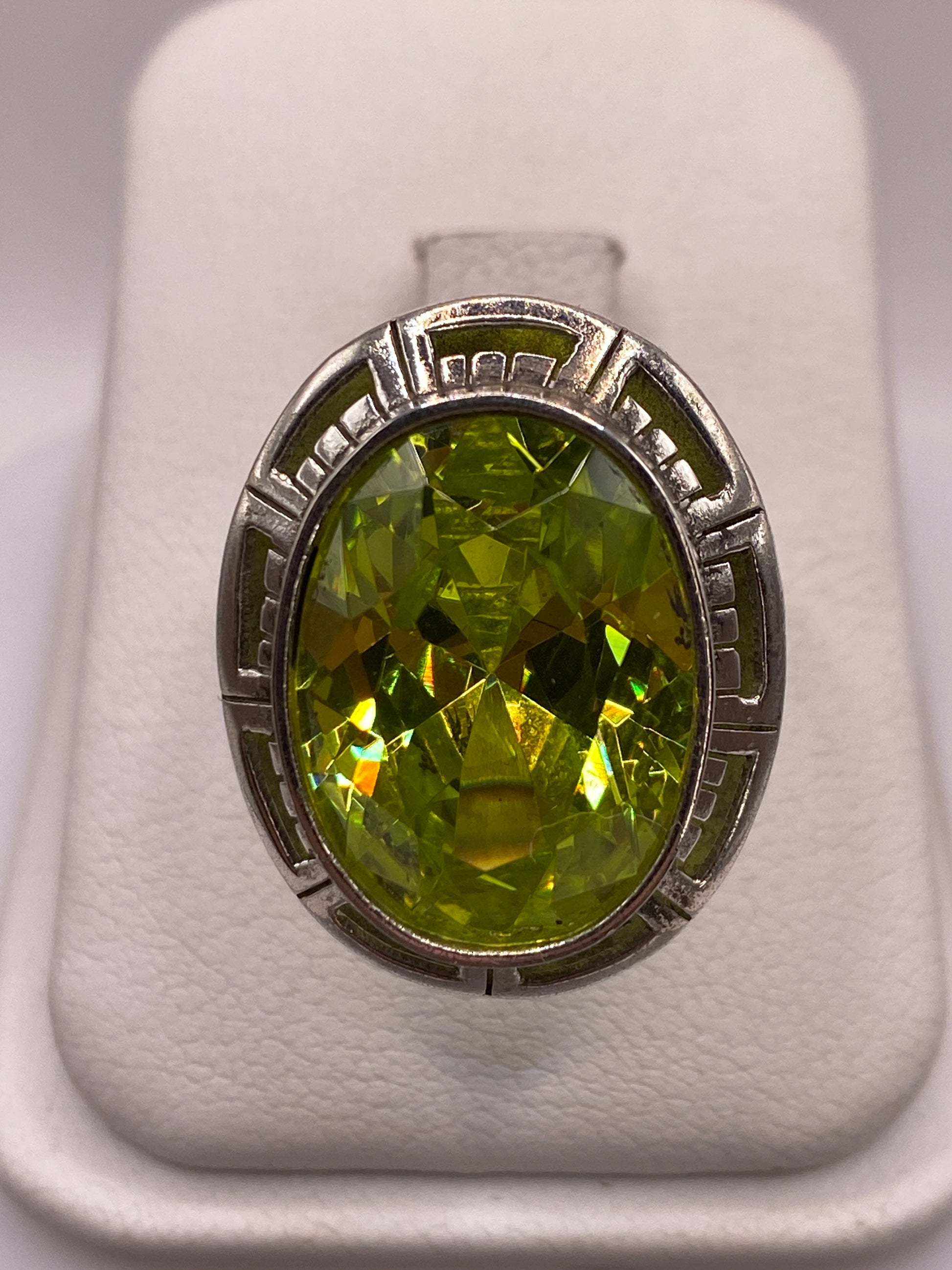 Anillo solitario de plata .925 con circonia verde limón facetada, vista frontal