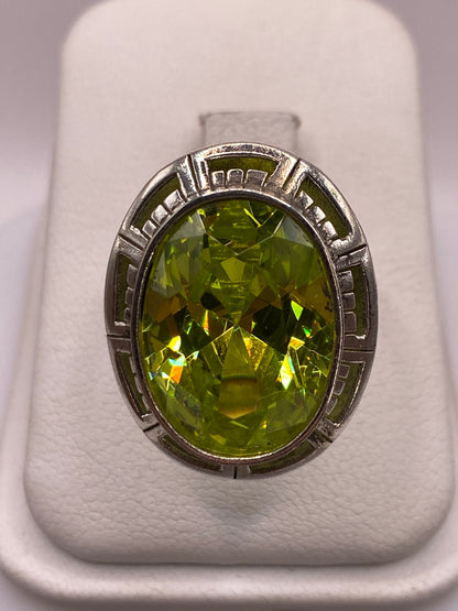 Anillo solitario de plata .925 con circonia verde limón facetada, vista frontal