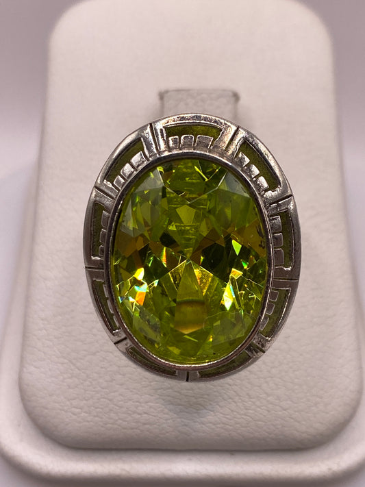 Anillo solitario de plata .925 con circonia verde limón facetada, vista frontal