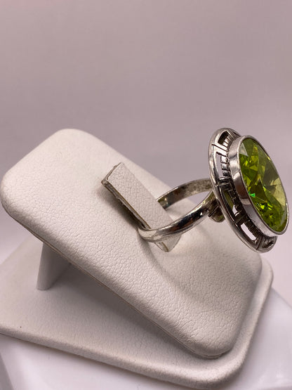 Anillo ajustable de plata con circonia verde brillante, detalle de la montura geométrica