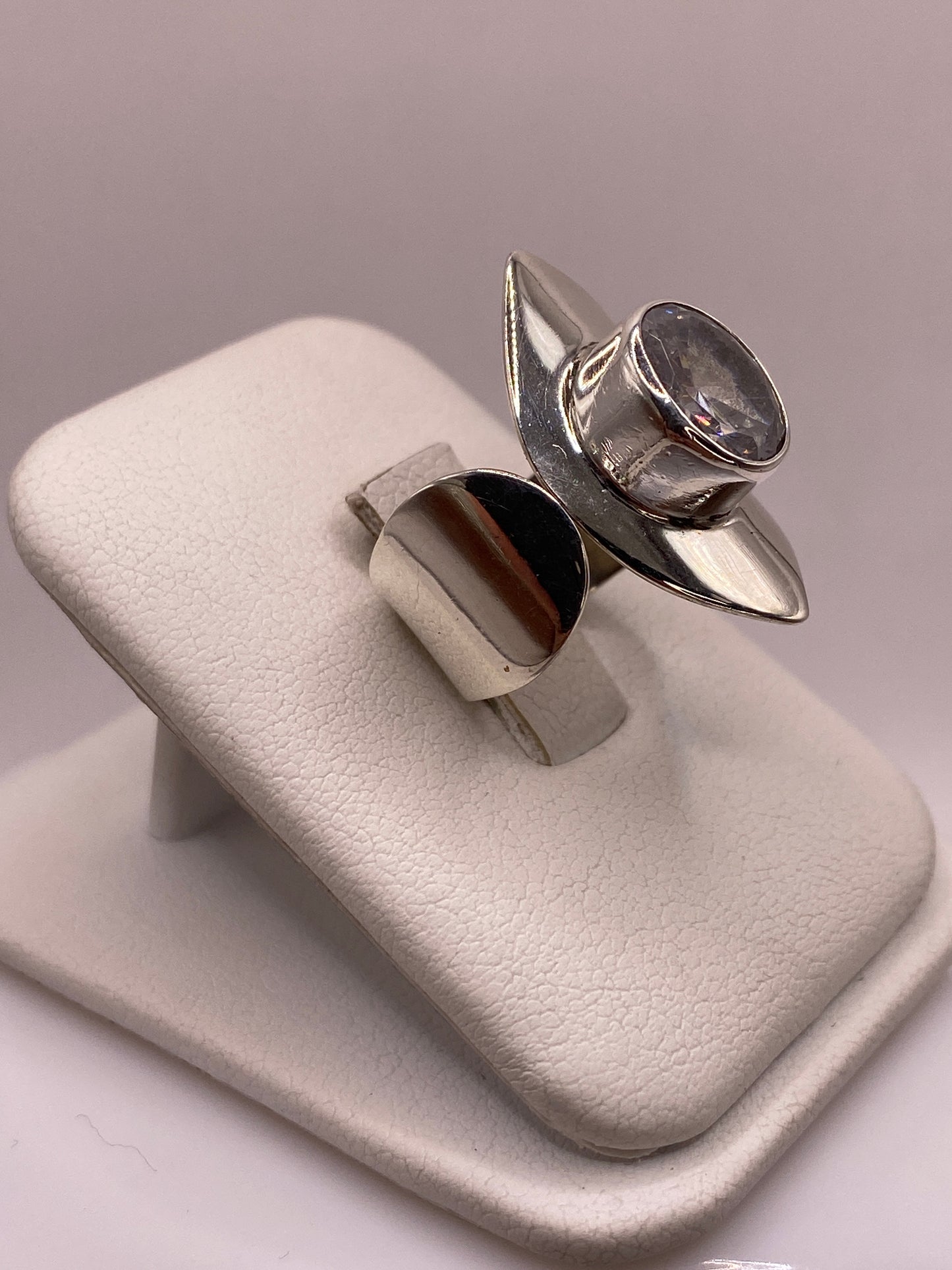 Anillo ajustable de plata .925 con piedra cristalina, vista frontal