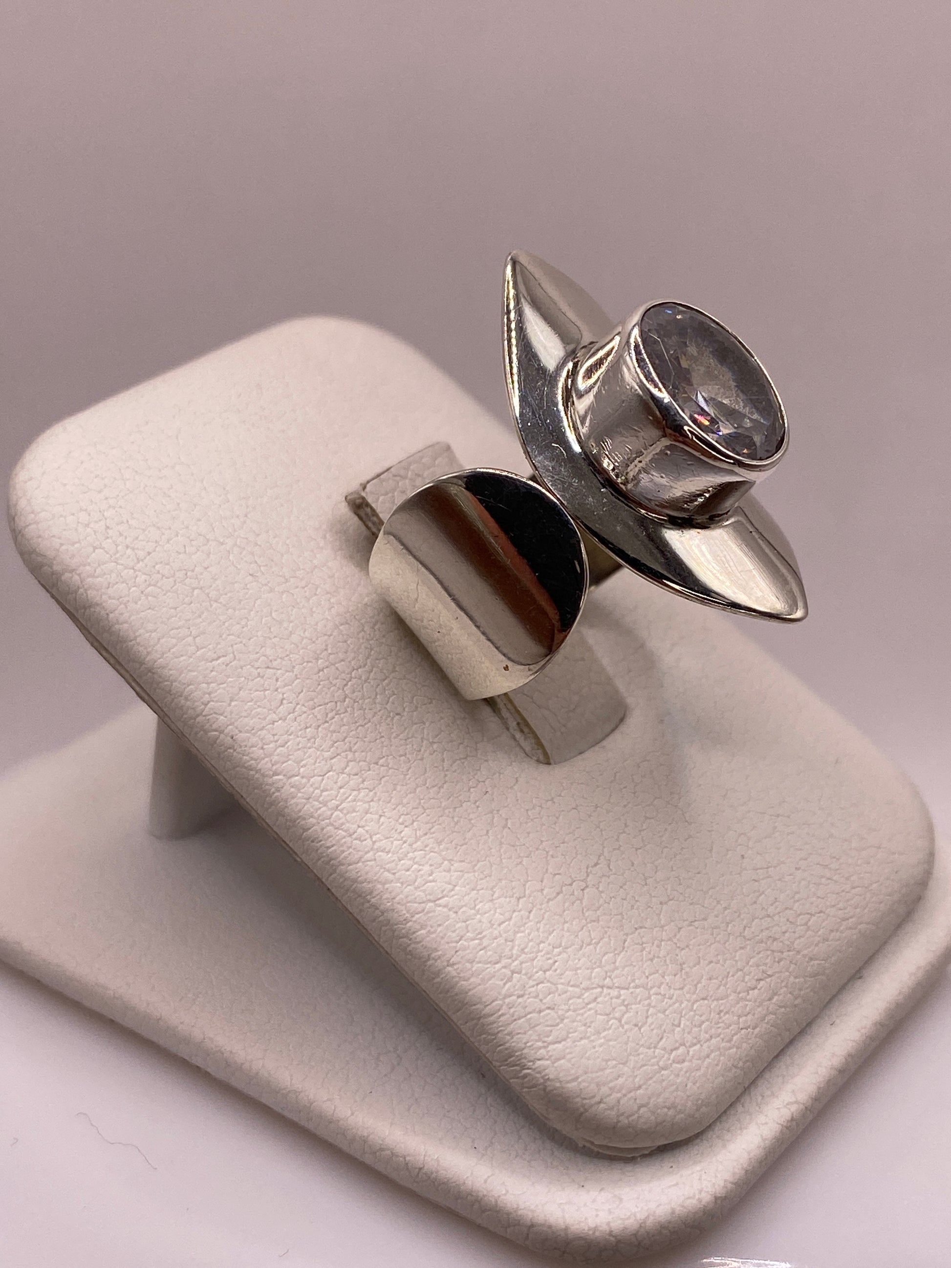 Anillo ajustable de plata .925 con piedra cristalina, vista frontal