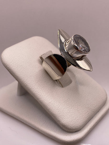 Anillo ajustable de plata .925 con piedra cristalina, vista frontal