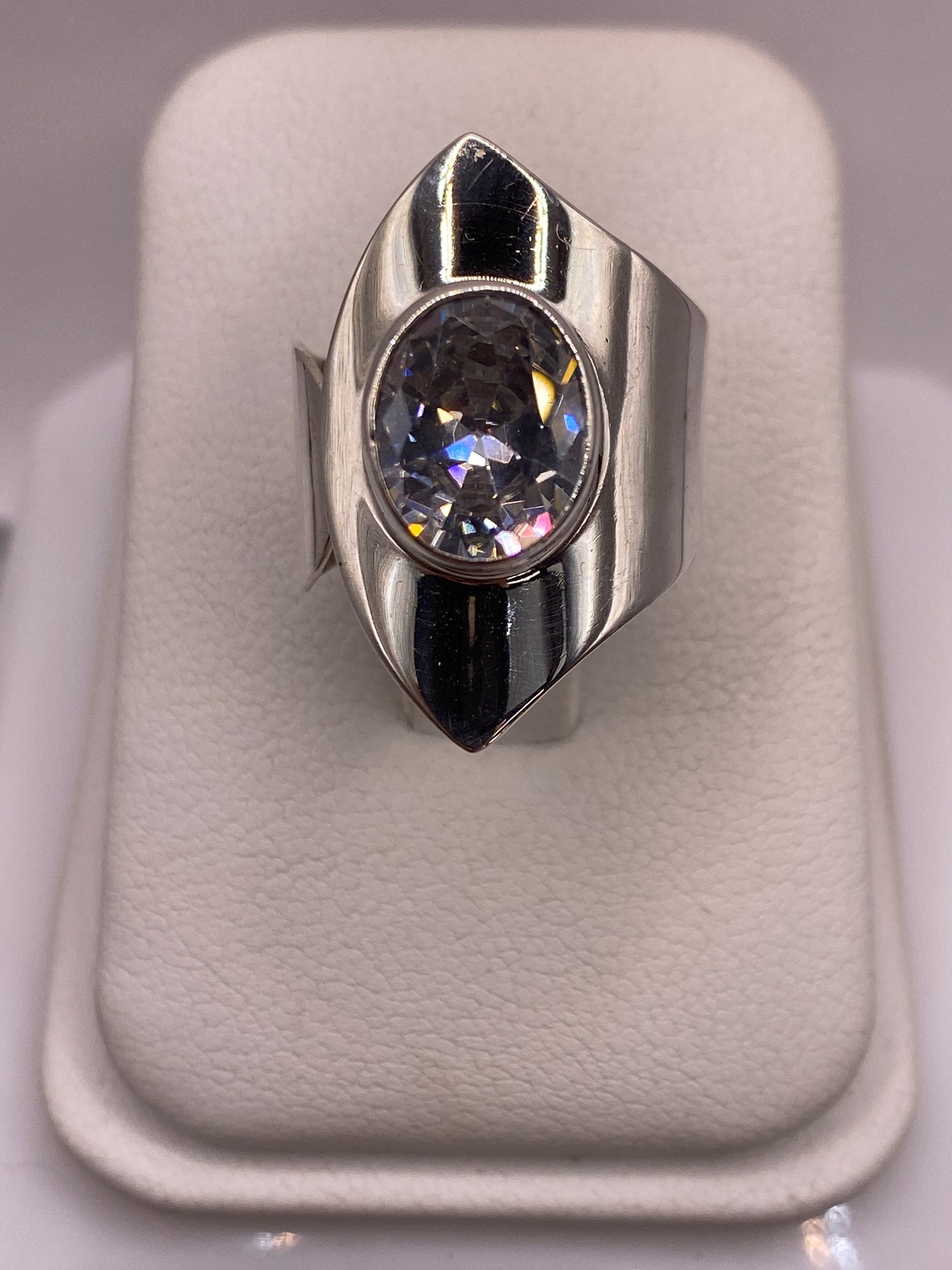 Anillo de plata ajustable con circonia cristalina en banda ancha, frente a la mano