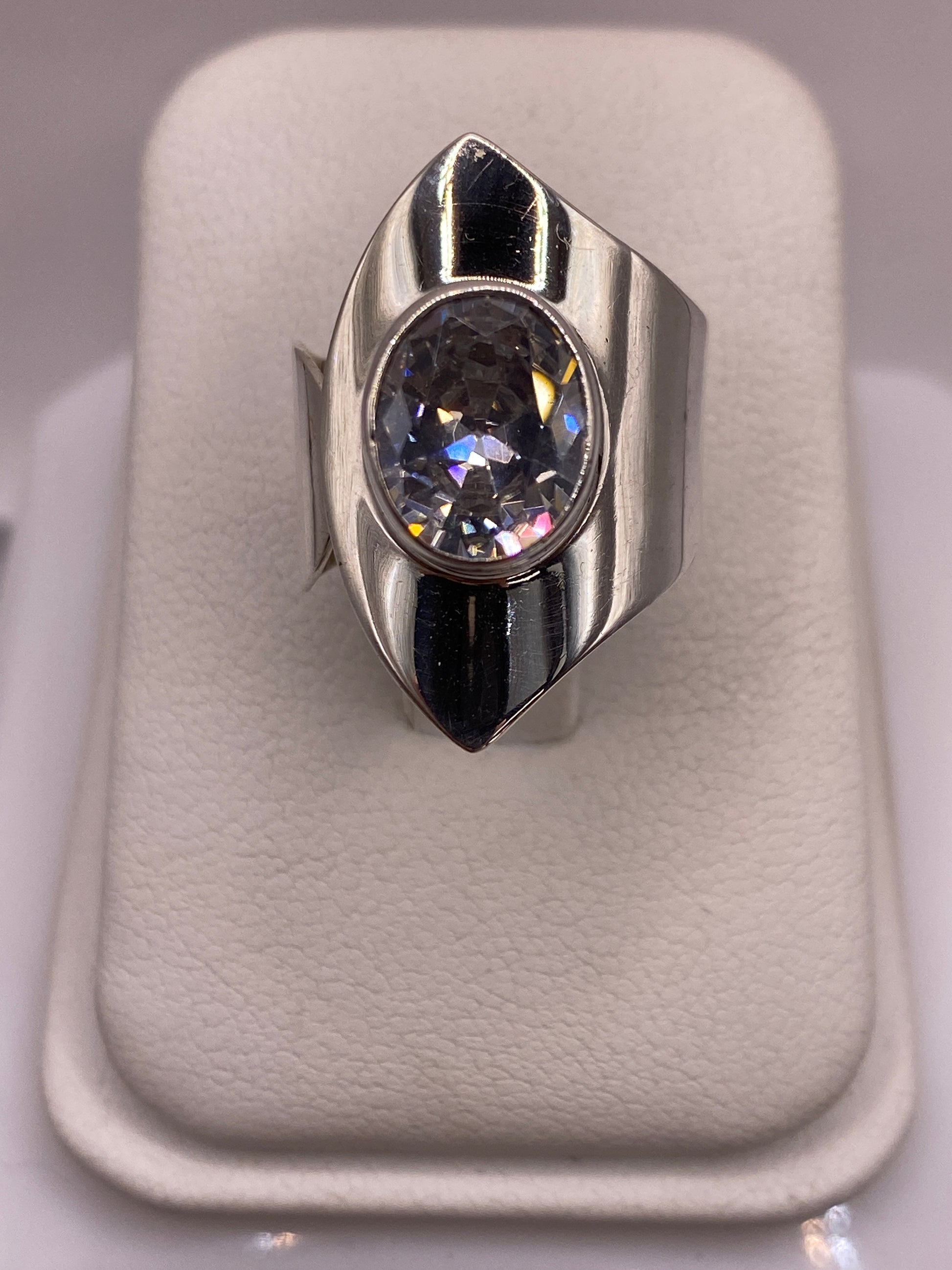 Anillo de plata ajustable con circonia cristalina en banda ancha, frente a la mano