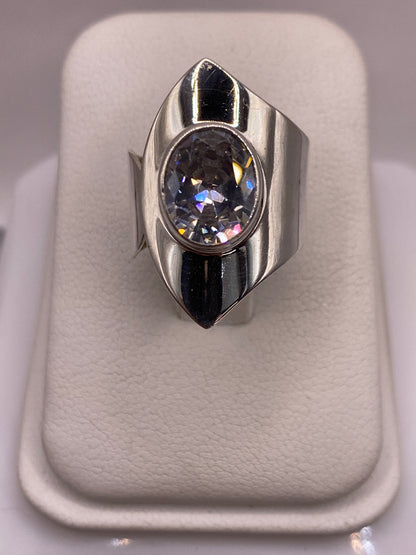 Anillo de plata ajustable con circonia cristalina en banda ancha, frente a la mano