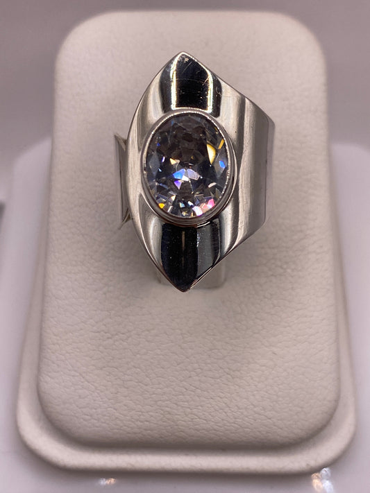 Anillo de plata ajustable con circonia cristalina en banda ancha, frente a la mano