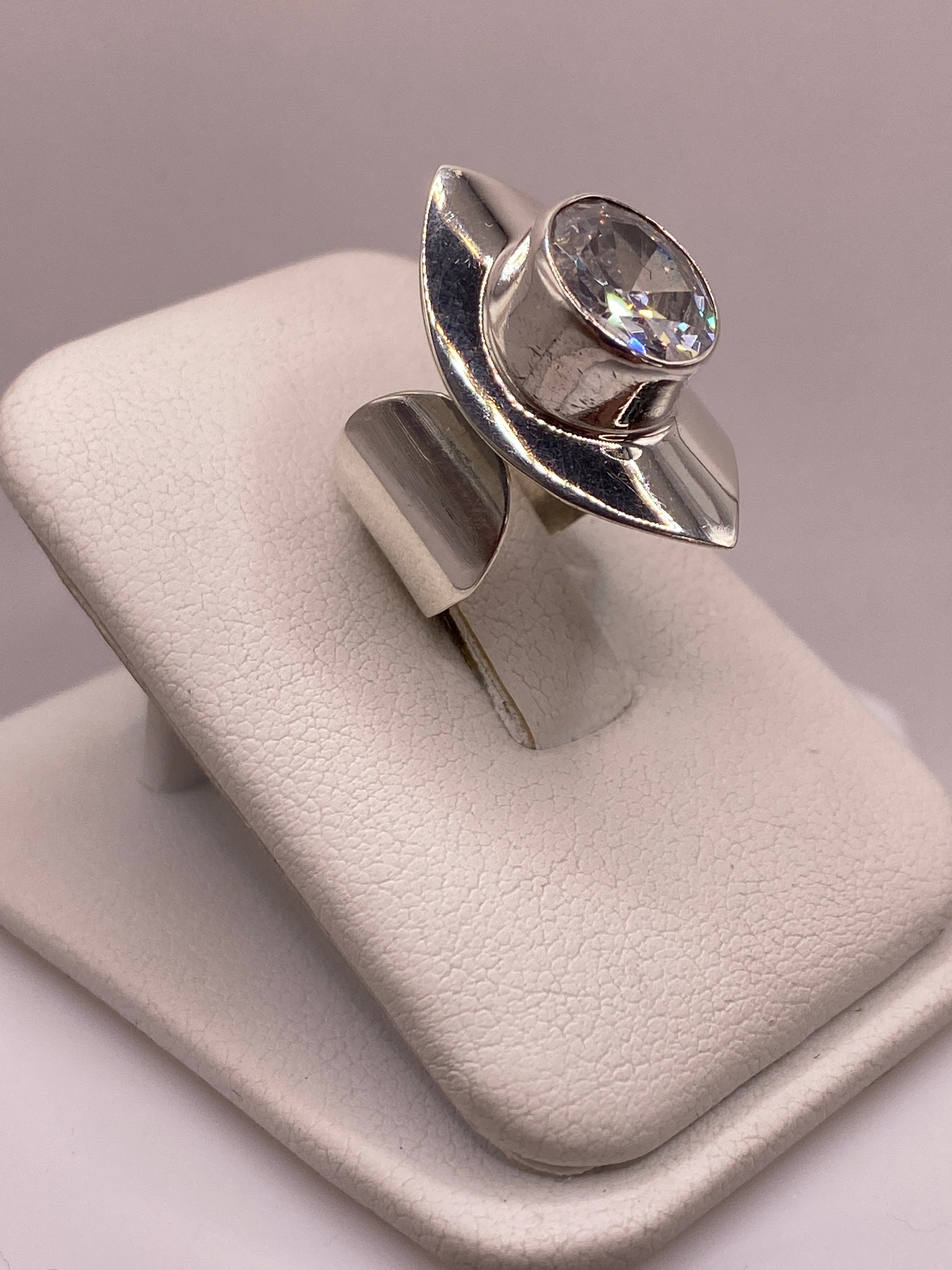 Vista lateral del anillo solitario en plata .925 mostrando el engaste de la circonia