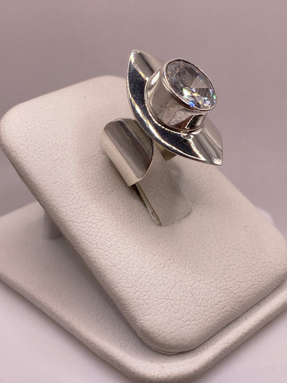 Vista lateral del anillo solitario en plata .925 mostrando el engaste de la circonia