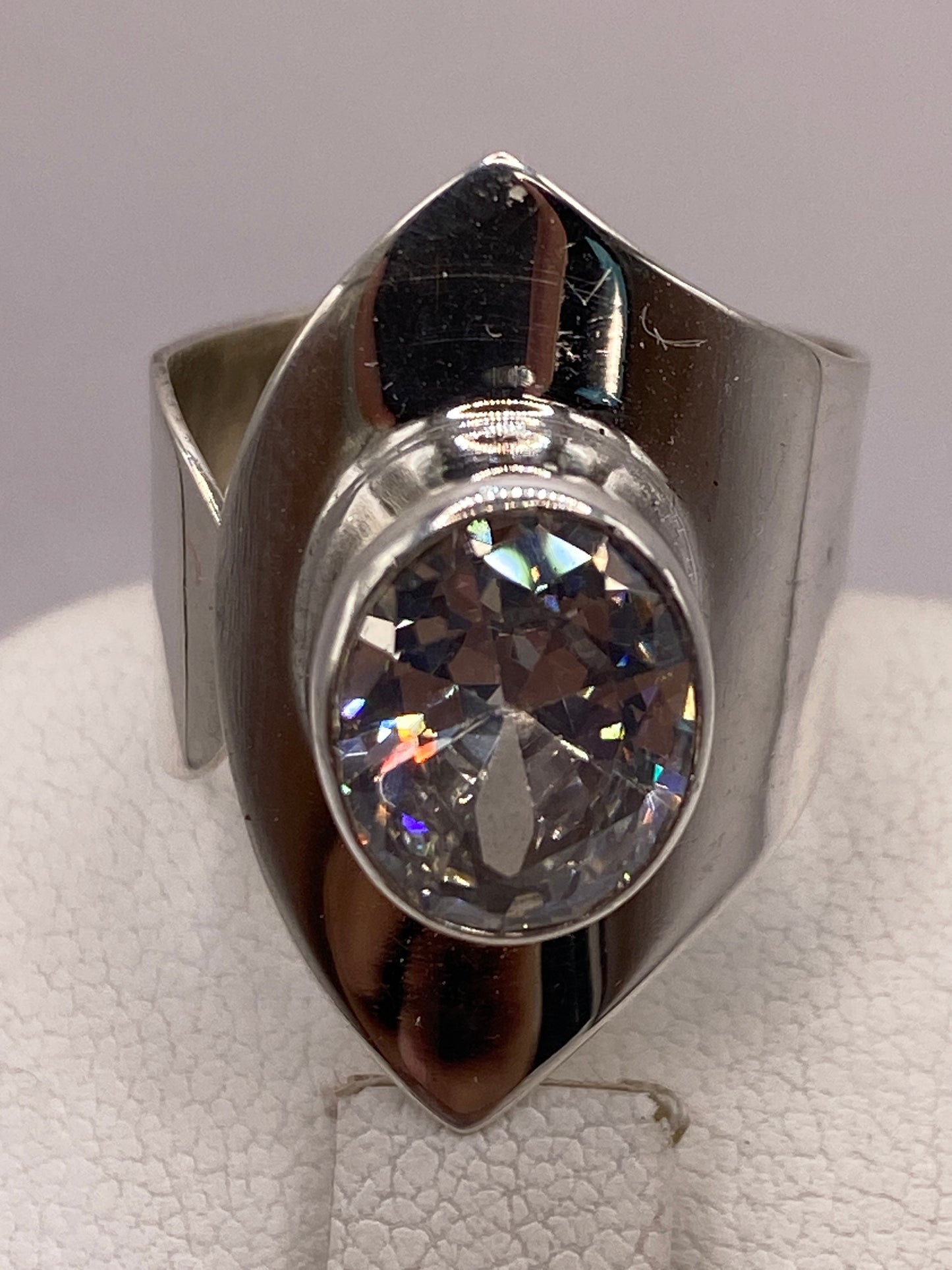 Detalle del anillo sobre fondo blanco con sello 925 MEXICO visible