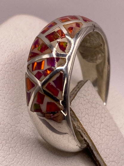 Detalle del ópalo de fuego multicolor con iridiscencia en luz natural