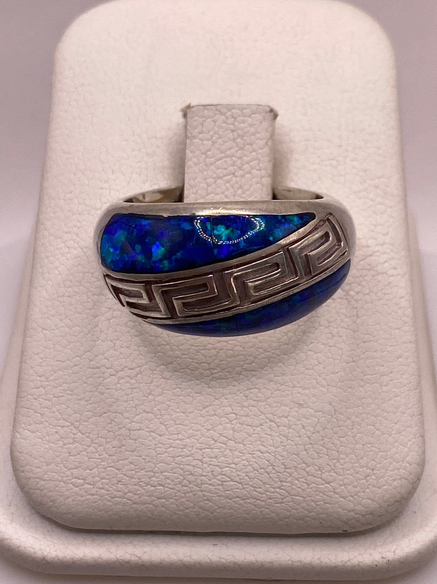 Anillo de plata .950 con ópalo de fuego azul y motivos étnicos geométricos, vista frontal