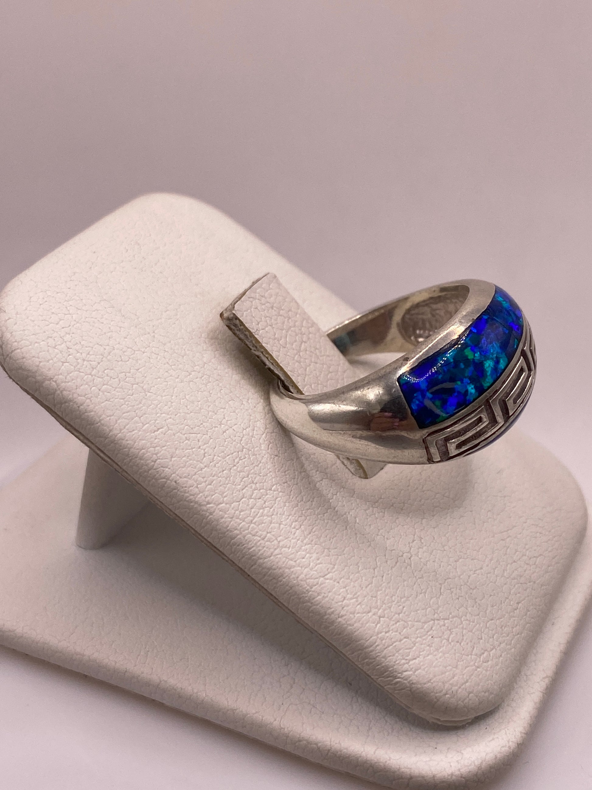 Detalle lateral del anillo mostrando la banda curvada y el engaste del ópalo en Taxco