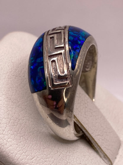 Ópalo de fuego azul en relieve dentro del anillo de plata pura