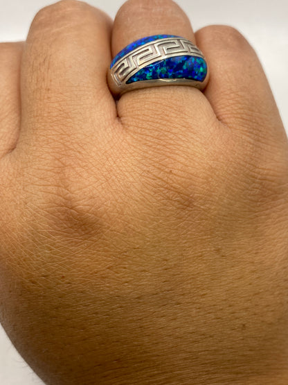 Anillo étnico de plata .950 MEXICO en la mano, brillando con detalles azul profundo