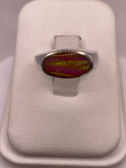 Anillo solitario de plata .925 con circonia multicolor que refleja verde, morado y oro