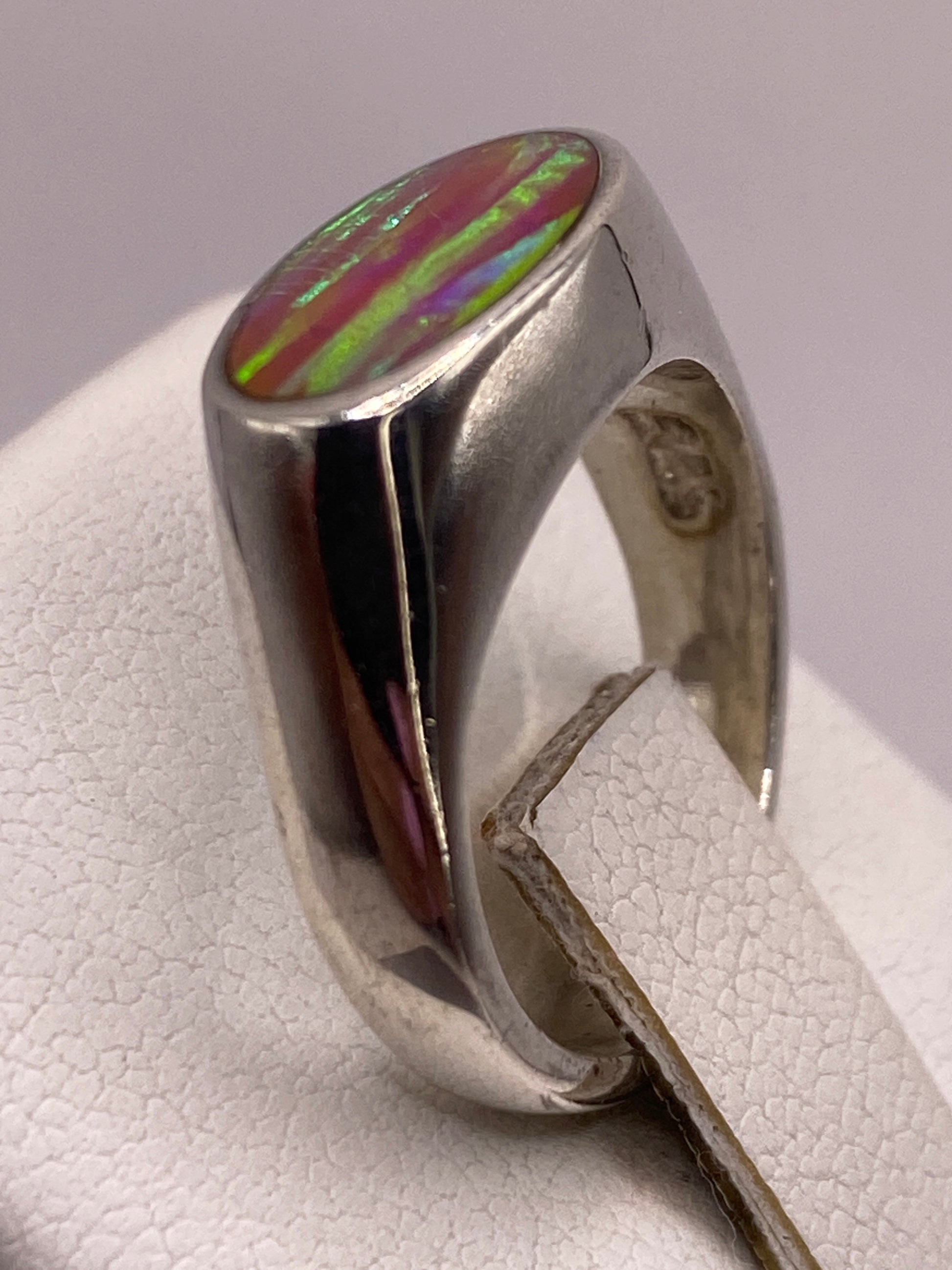 Detalle del brillo arcoíris de la circonia multicolor bajo luz natural