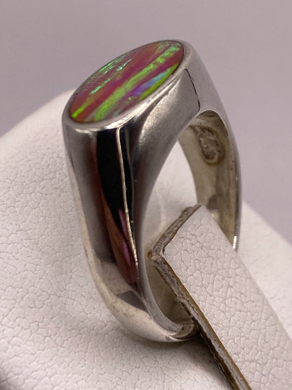 Detalle del brillo arcoíris de la circonia multicolor bajo luz natural