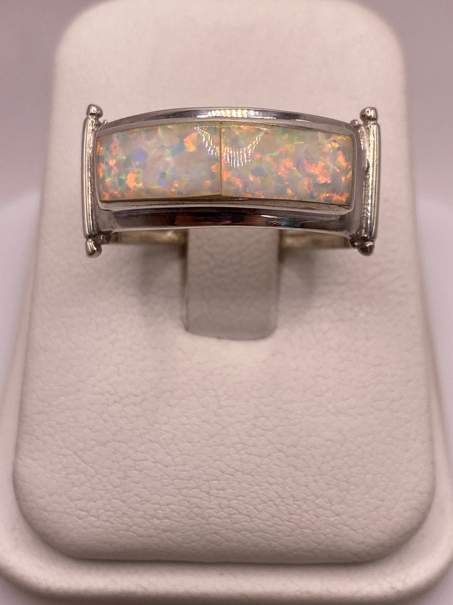 Anillo de plata .950 con ópalo de fuego multicolor mostrando destellos de naranja y rojo