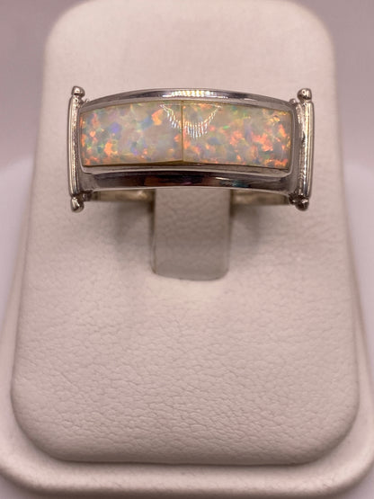 Anillo de plata .950 con ópalo de fuego multicolor mostrando destellos de naranja y rojo