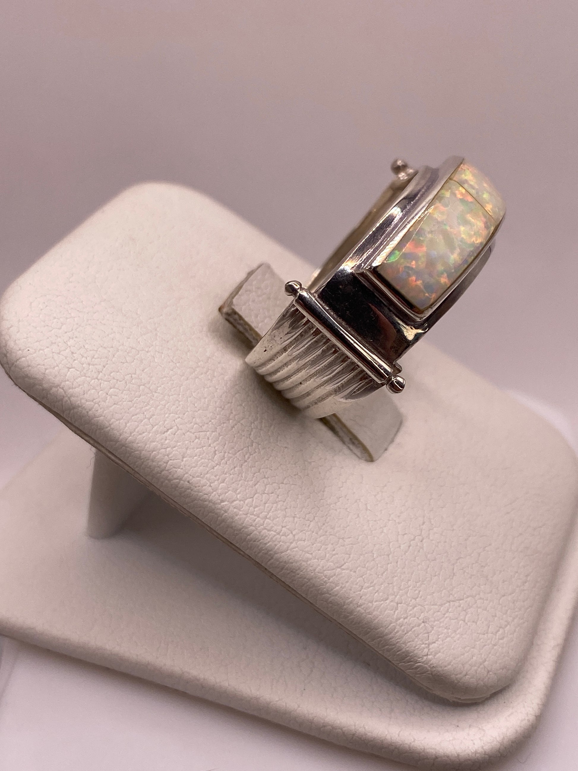 Detalle del engaste artesanal del ópalo natural en plata fina de Taxco
