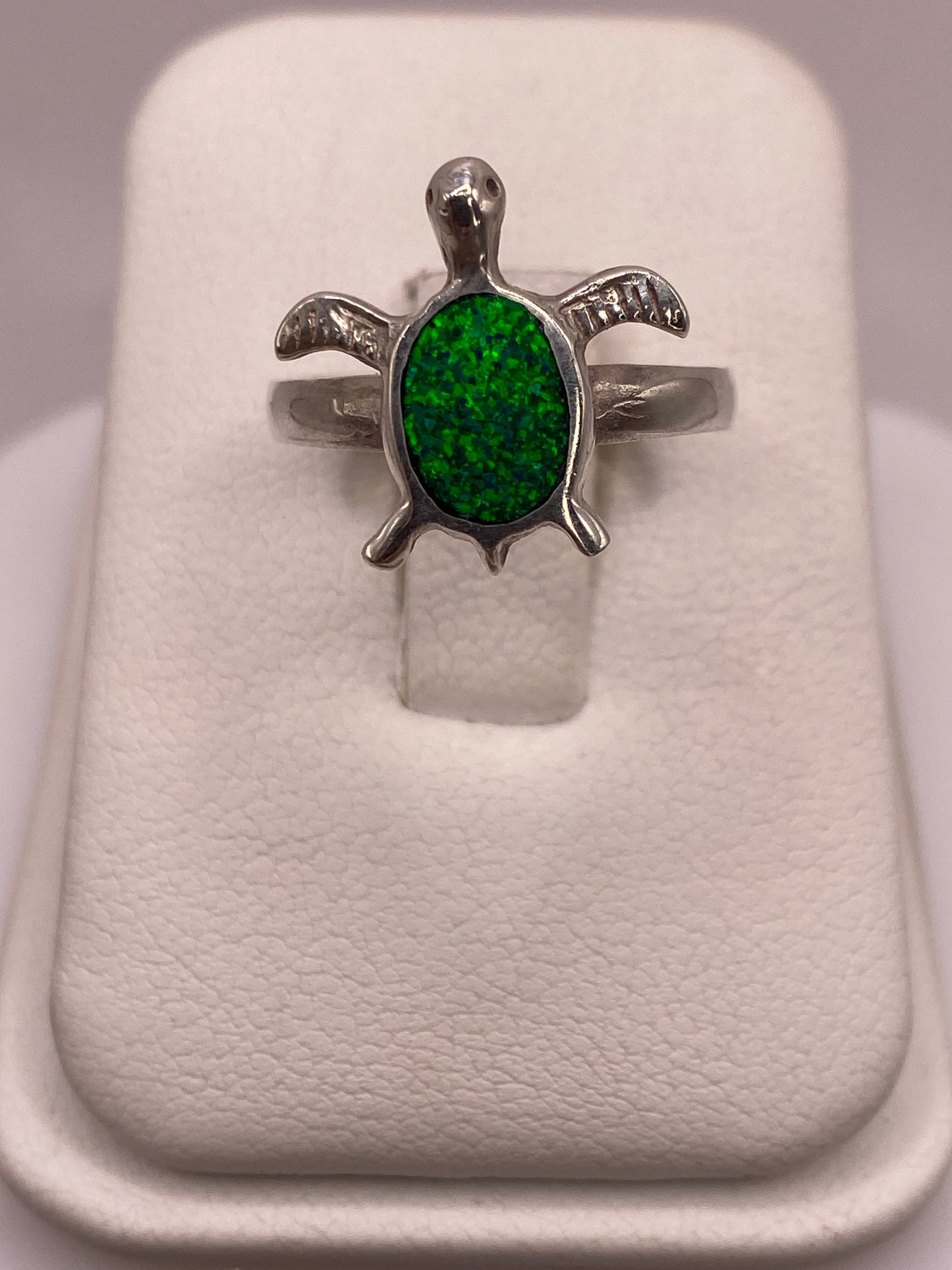 Anillo de plata tortuga con ópalo de fuego verde en estuche blanco