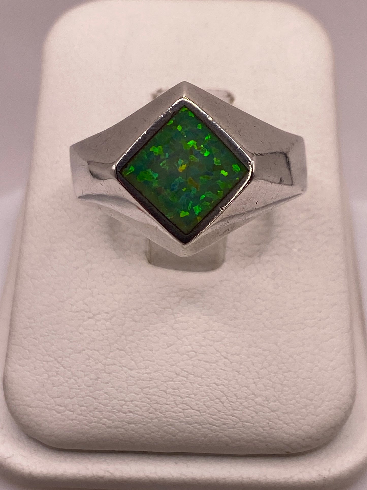 Anillo de plata .950 con ópalo de fuego verde limón en estuche blanco