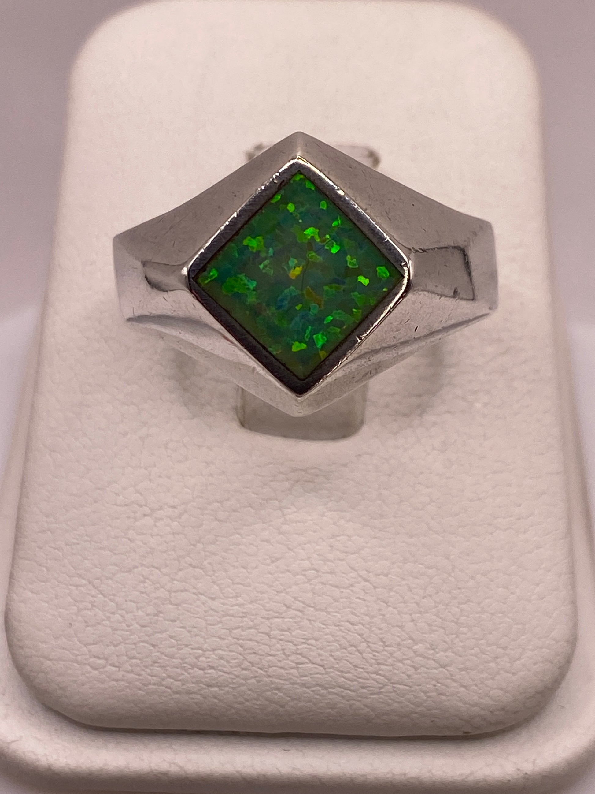 Anillo de plata .950 con ópalo de fuego verde limón en estuche blanco