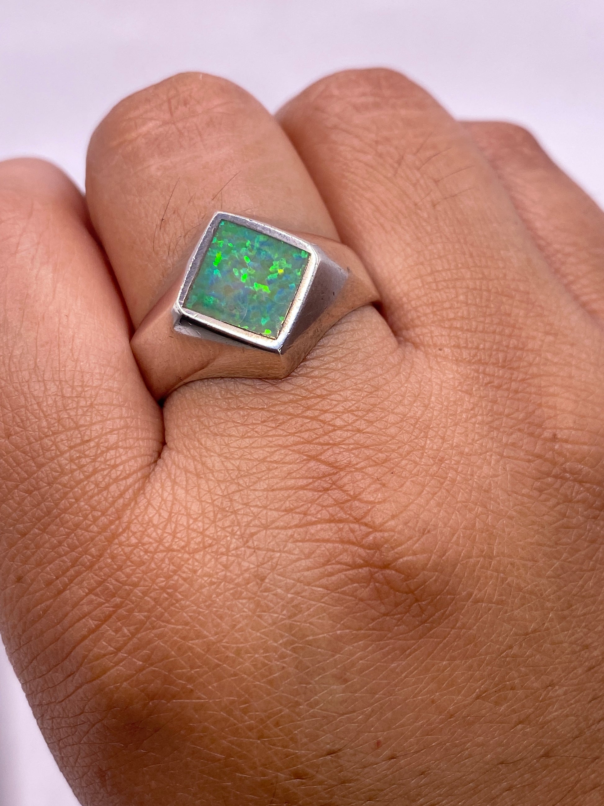 Anillo en la mano mostrando la banda sello 950 MEXICO