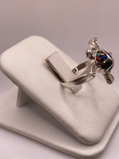 Vista lateral del anillo de plata con engarce protector de boquilla en ópalo de fuego