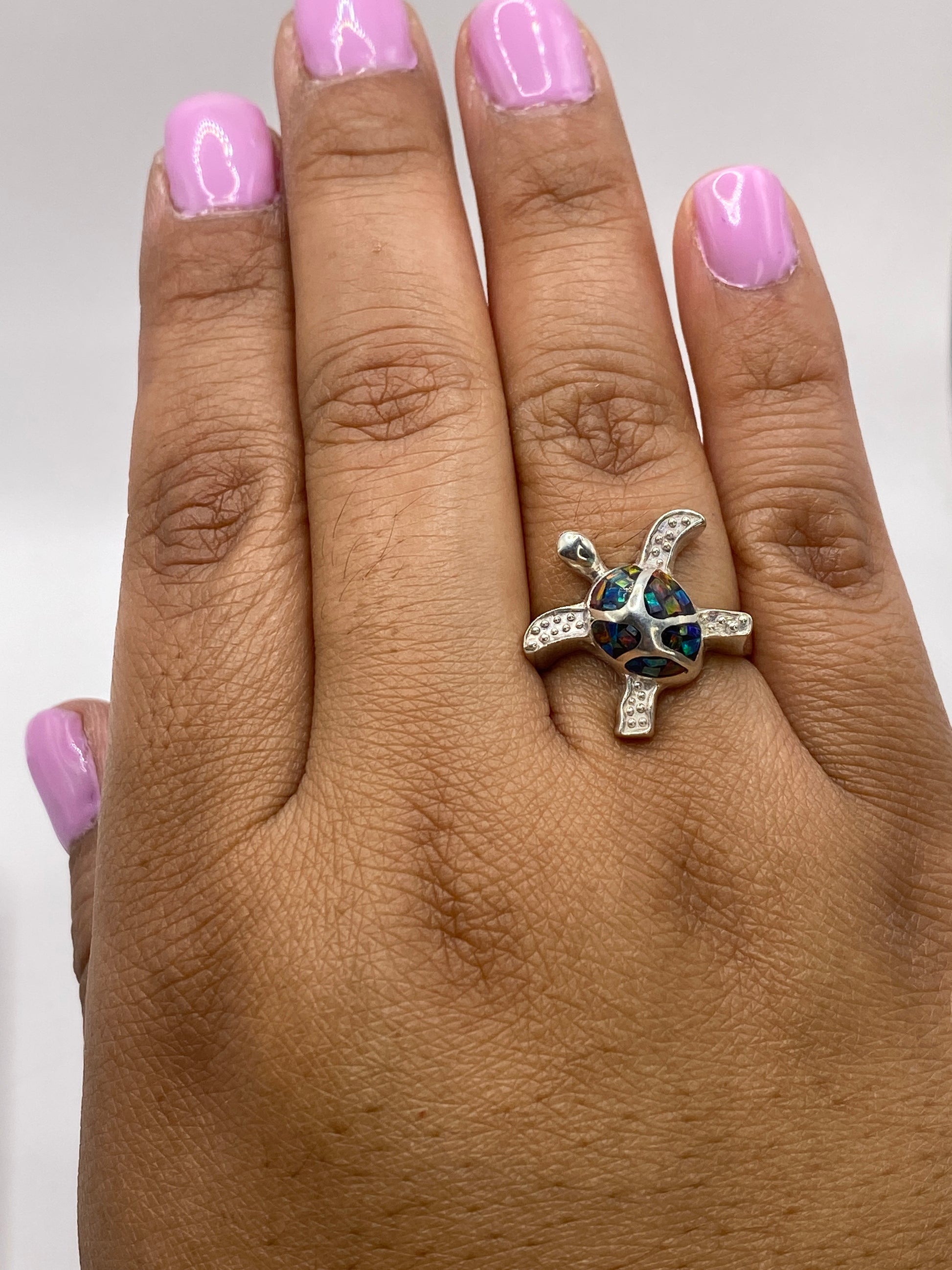 Anillo solitario sobre escala mostrando peso de 5.7 gramos en plata .950 mexicana
