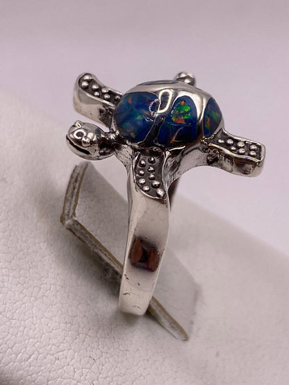 Anillo tortuga en plata .925 visto desde lateral mostrando el trabajo de patas y punteado